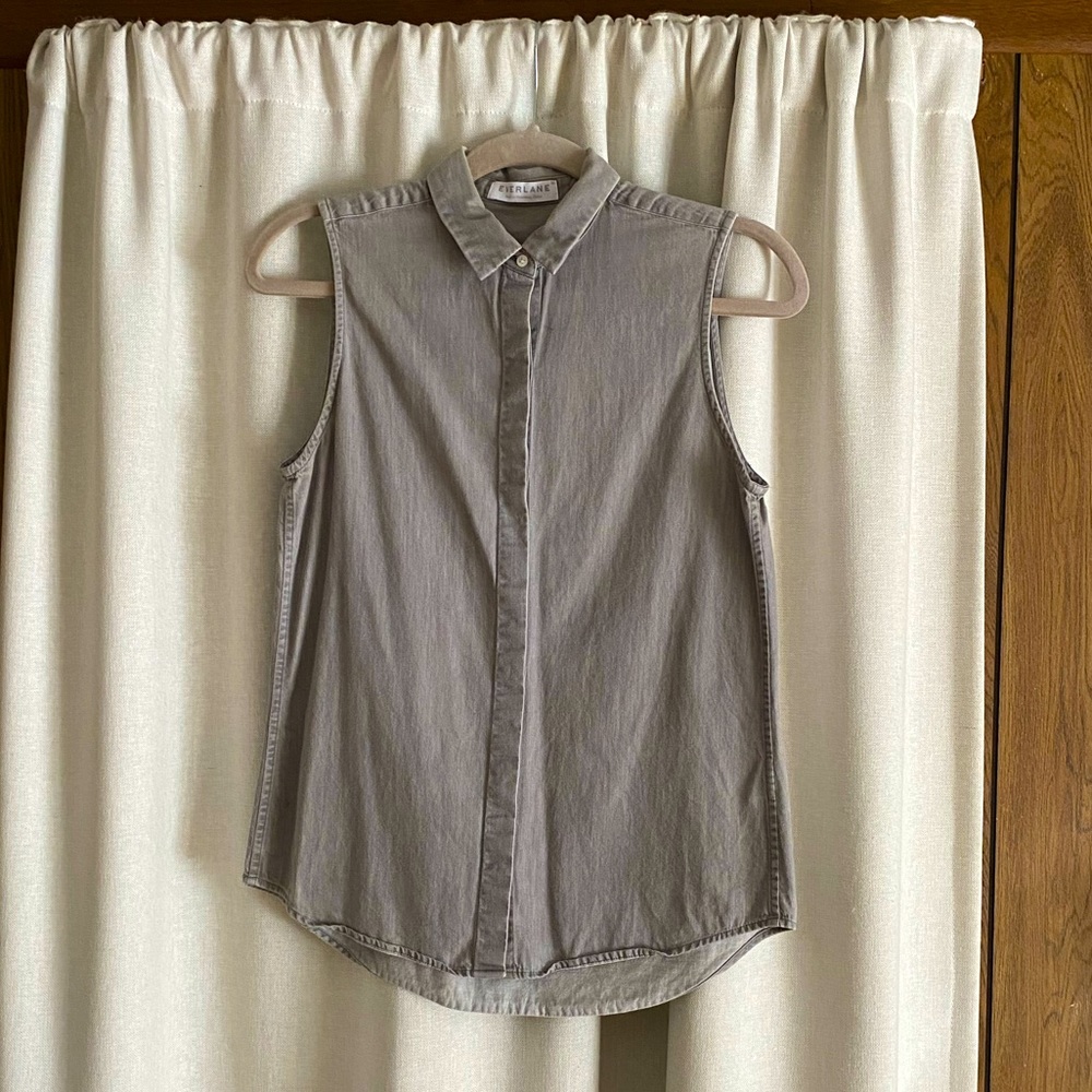 Everlane 100% cotton light gray sleeveless button down top vest
